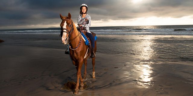 Romantic sunset horse riding on the riambel beach (9)
